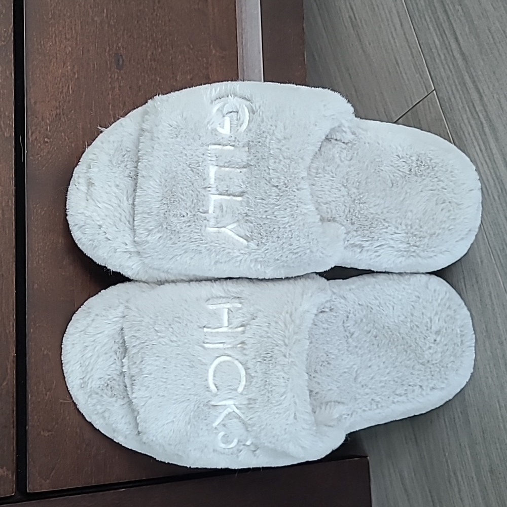 Gilly Hicks slippers